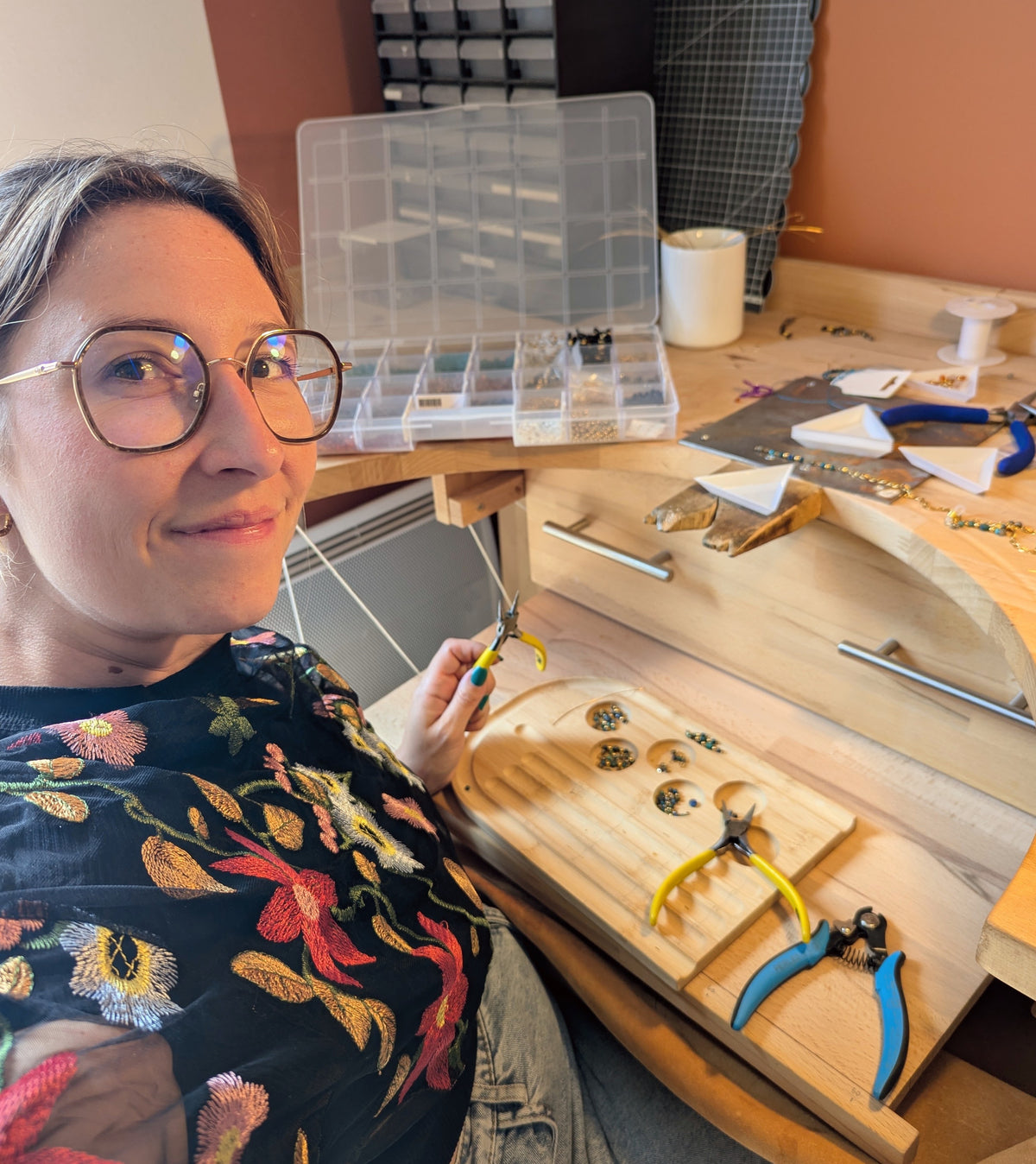 Camille dans son atelier de bijoux